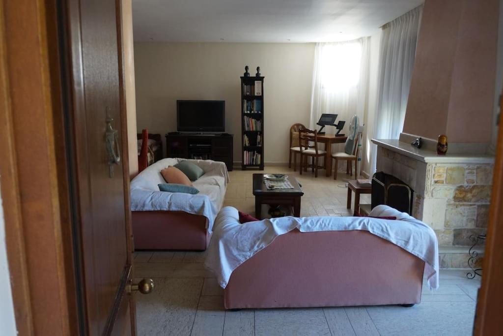 Apartment With A Garden, Bbq, Swimming Pool And Jacuzzi Dhráfi 외부 사진